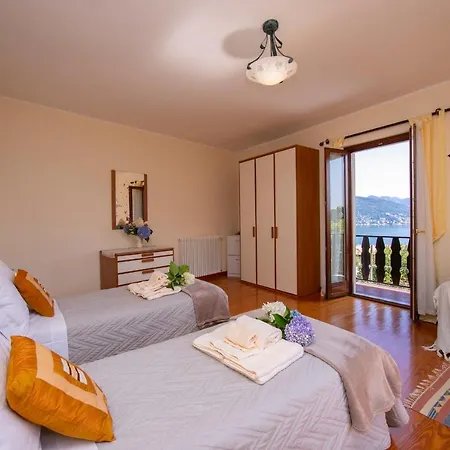 Sleeps 6 *